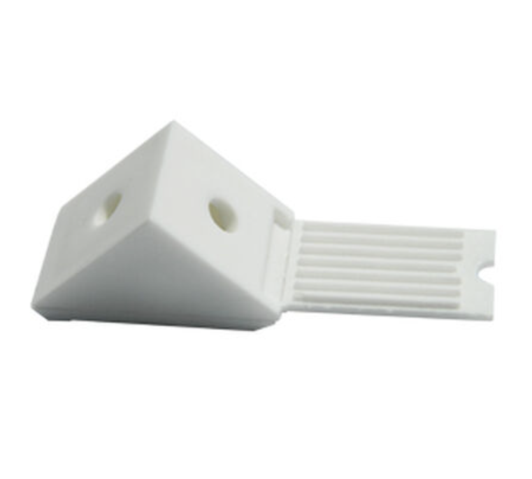 El Soporte para Repisa Plástico Triangular Blanco es un accesorio diseñado para fijar repisas livianas de forma práctica y segura en muebles o muros. Su diseño triangular proporciona buena distribución del peso y estabilidad en estantes de madera o melamina. Fabricado en plástico resistente color blanco, se integra fácilmente en muebles y espacios interiores de tonos claros. Características técnicas Tipo: Soporte triangular para repisa Material: Plástico resistente Color: Blanco Instalación: Atornillable Uso: Repisas livianas y estanterías Aplicación: Interior Producto recomendado para proyectos de organización en el hogar u oficina que requieran una solución económica, funcional y de fácil instalación para estantes livianos.