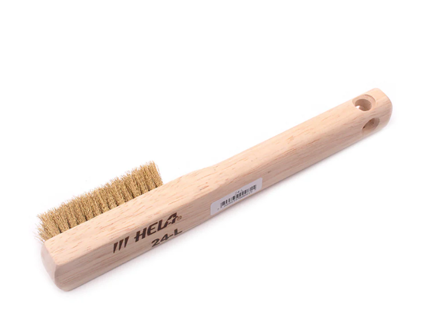 ESCOBILLA LATON C/MANGO 24 L HELA